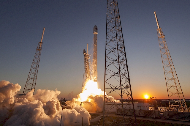 Im Gepäck den Deep Space Climate Observatory (DSCOVR) Satelliten. (Foto: SpaceX)