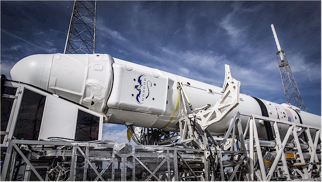 paceX Falcon 9 Rakete und Dragon spacecraft Raumschiff. Dragon Spacecraft ist die einzige Raumsonde, die eine erhebliche Materialmenge zur Erde bringen kann. (Foto: SpaceX)