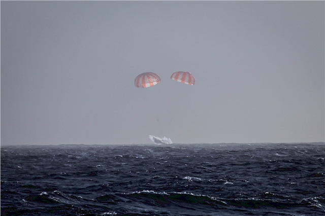Viereinhalb Wochen nach der fünften offiziellen CRS- Mission in dei Umlaufbahn kehrt Dragon zur Erde zurück und landet mittels Fallschirm-unterstützter Wasserung vor der Küste Süd-Kaliforniens. (Foto: /SpaceX)