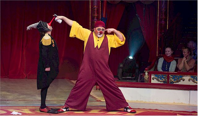 Die KGB-Clowns sind charmant-akrobatische Geschichtenerzähler (Foto: Roncalli)