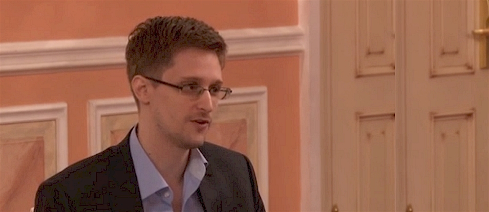 Snowden äußert sich aktuell vor einem Kreis Ex-Geheimdienstlern (Foto: Screenshot YouTube.com)