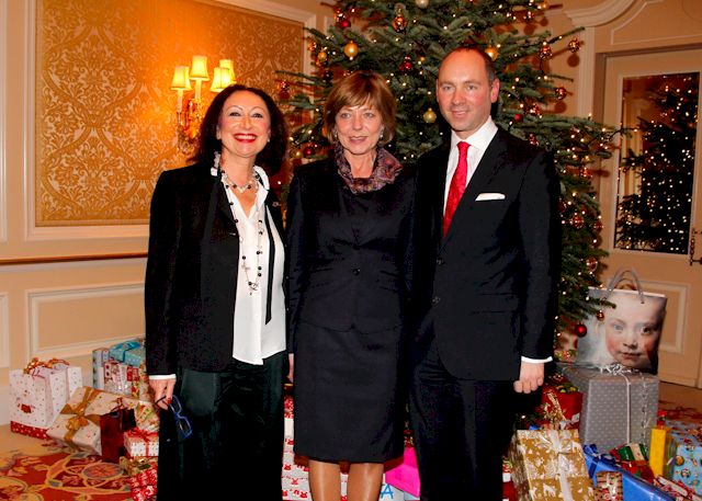 von li nach re: Mania Feilcke-Dierck, Präsidentin des Ambassadors Club, Daniela Schadt, Stefan Athmann, Direktor des Regent Berlin. (Foto: Agentur Baganz)